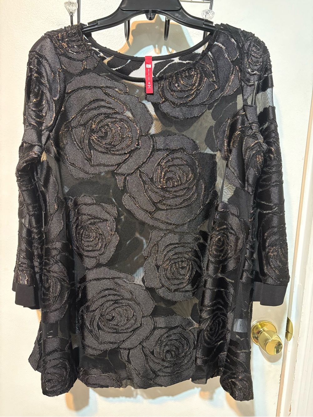 IC Collection Women's NWOT Black Rose Applique Long-Sleeve Tunic. PTP 20”.